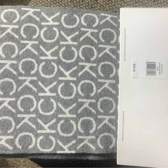 Calvin Klein Women's Gray/White Knit 2 Pieces Set Hat & Scarf NWT - Picture 4 of 4